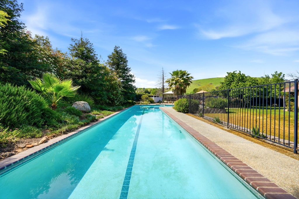 Image 51 of property listing at 32265 Pleasant Oak Drive, Springville, CA 93265