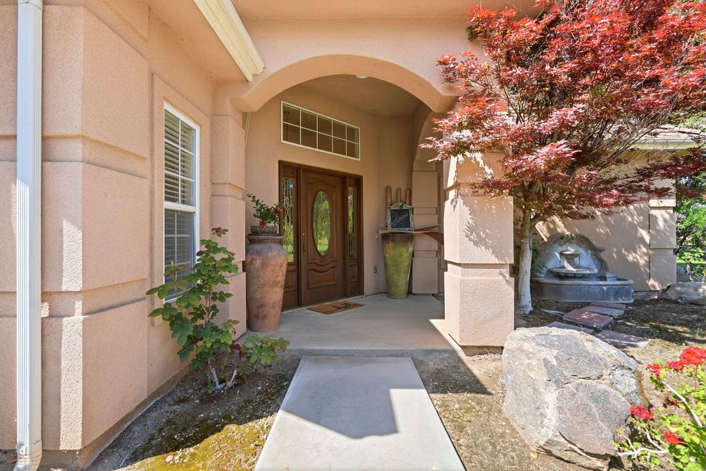 Image 6 of property listing at 32265 Pleasant Oak Drive, Springville, CA 93265