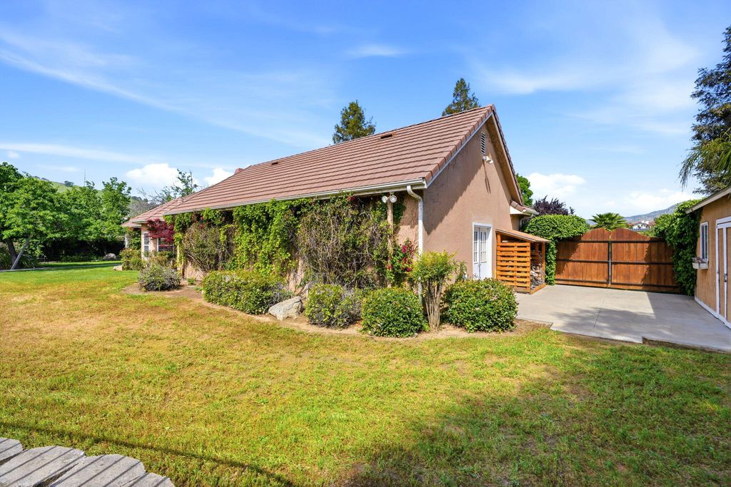 Image 63 of property listing at 32265 Pleasant Oak Drive, Springville, CA 93265