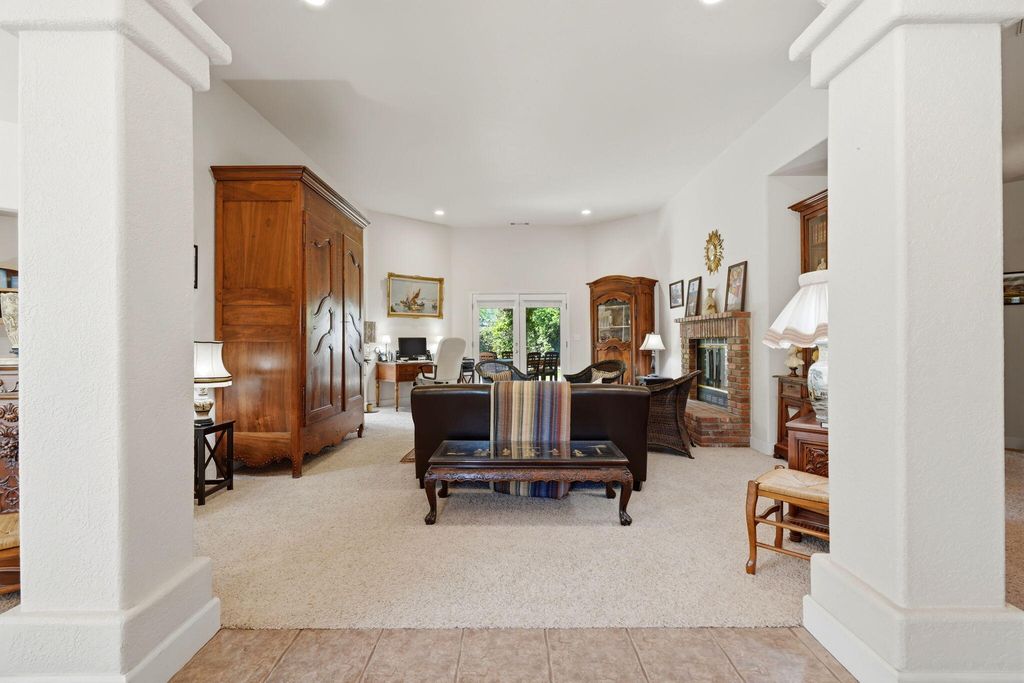 Image 8 of property listing at 32265 Pleasant Oak Drive, Springville, CA 93265