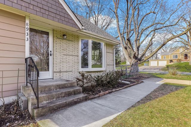 8933 Wally Drive, Golden Valley, MN 55427