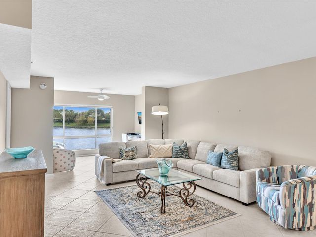 5842 Crystal Shores Drive 201, Boynton Beach, FL 33437