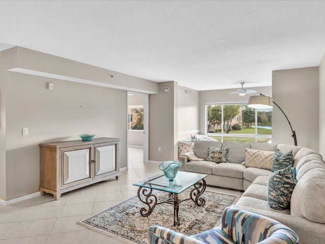 5842 Crystal Shores Drive 201, Boynton Beach, FL 33437