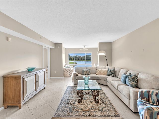 5842 Crystal Shores Drive 201, Boynton Beach, FL 33437