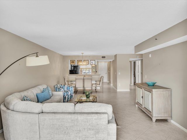 5842 Crystal Shores Drive 201, Boynton Beach, FL 33437