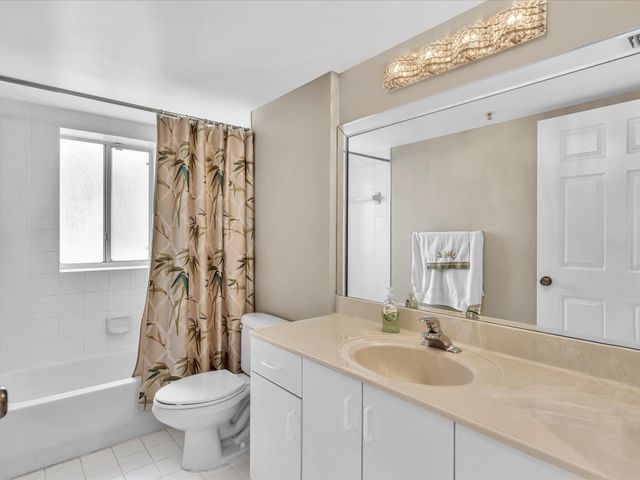 5842 Crystal Shores Drive 201, Boynton Beach, FL 33437