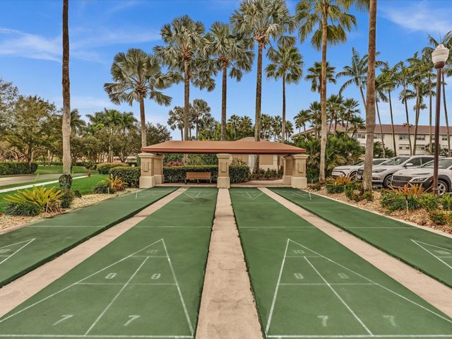 5842 Crystal Shores Drive 201, Boynton Beach, FL 33437