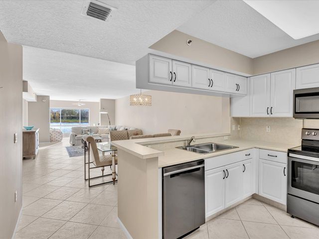5842 Crystal Shores Drive 201, Boynton Beach, FL 33437