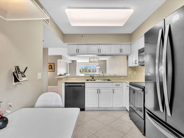 5842 Crystal Shores Drive 201, Boynton Beach, FL 33437