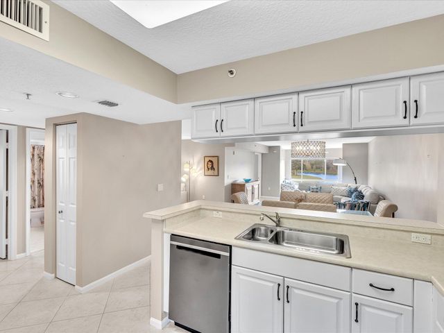 5842 Crystal Shores Drive 201, Boynton Beach, FL 33437