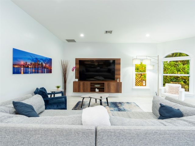 2615 E Las Olas Boulevard, Fort Lauderdale, FL 33301