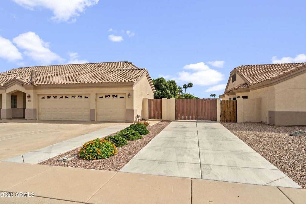 8841 W PORT ROYALE Lane, Peoria, AZ 85381 — photo 2