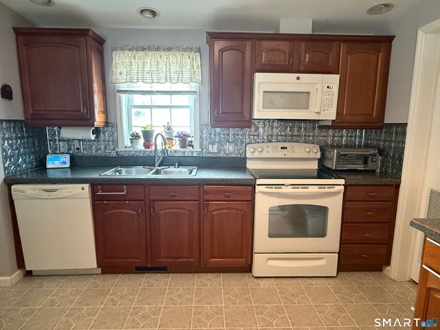 11 Cliff Road, Ledyard, CT 06339