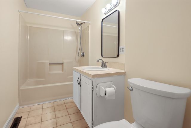 16 Christopher Drive 38, Methuen, MA 01844