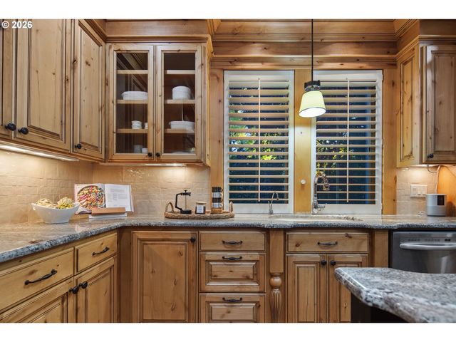 815 E Ave, Lake Oswego, OR 97034