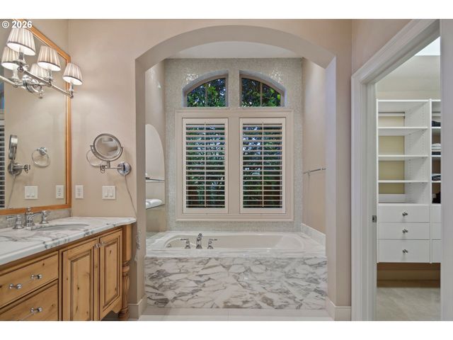 815 E Ave, Lake Oswego, OR 97034