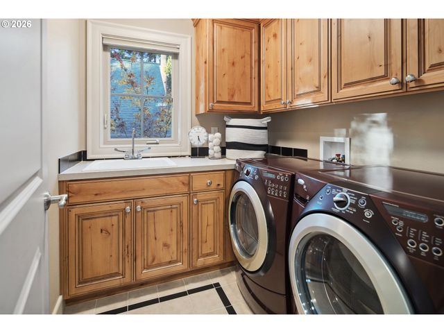 815 E Ave, Lake Oswego, OR 97034