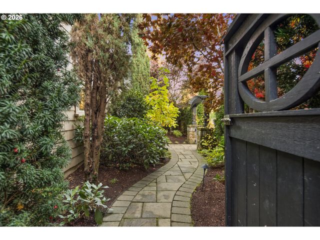 815 E Ave, Lake Oswego, OR 97034