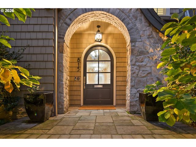 815 E Ave, Lake Oswego, OR 97034