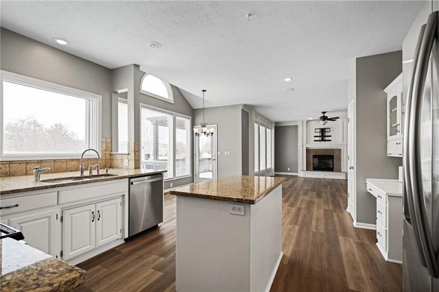 19612 W 98th Terrace, Lenexa, KS 66220