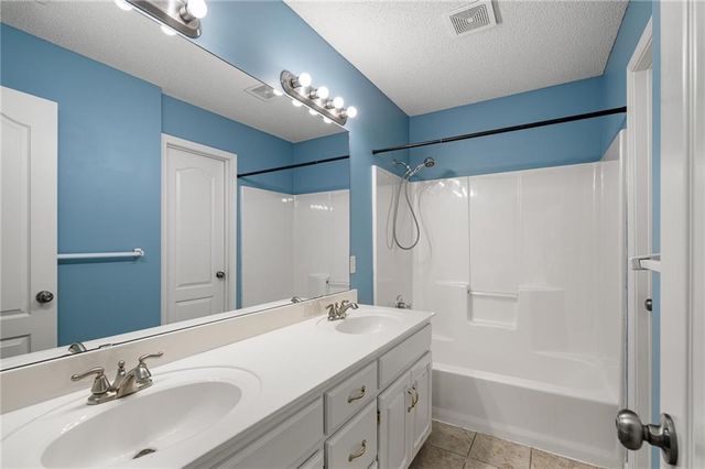 19612 W 98th Terrace, Lenexa, KS 66220