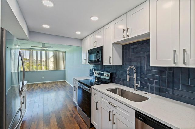 4895 BAY STREET NE 207, St Petersburg, FL 33703