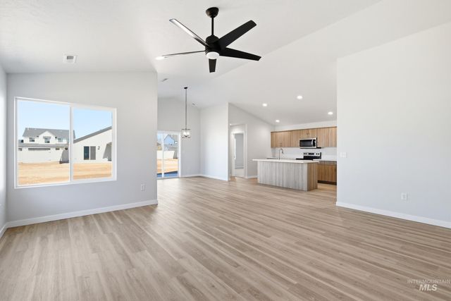 7092 E Marble Springs Dr, Nampa, ID 83687