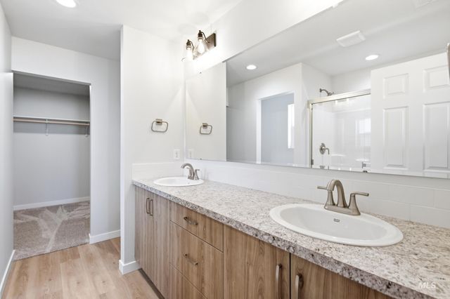 7092 E Marble Springs Dr, Nampa, ID 83687