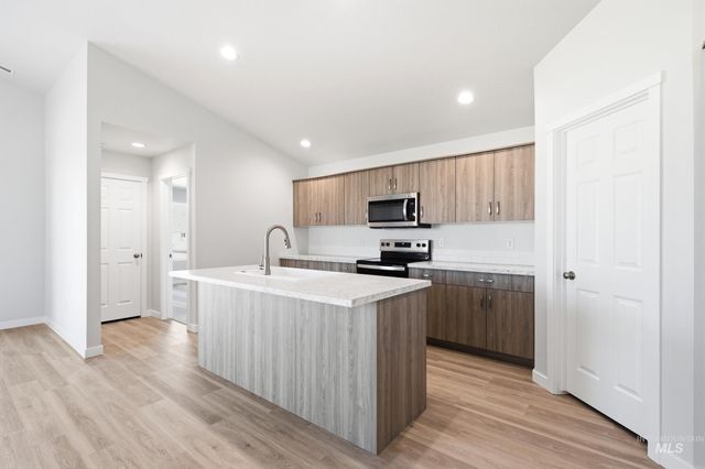 7092 E Marble Springs Dr, Nampa, ID 83687