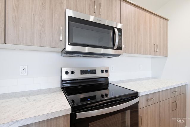 7092 E Marble Springs Dr, Nampa, ID 83687