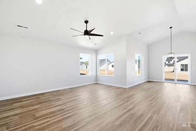 7092 E Marble Springs Dr, Nampa, ID 83687