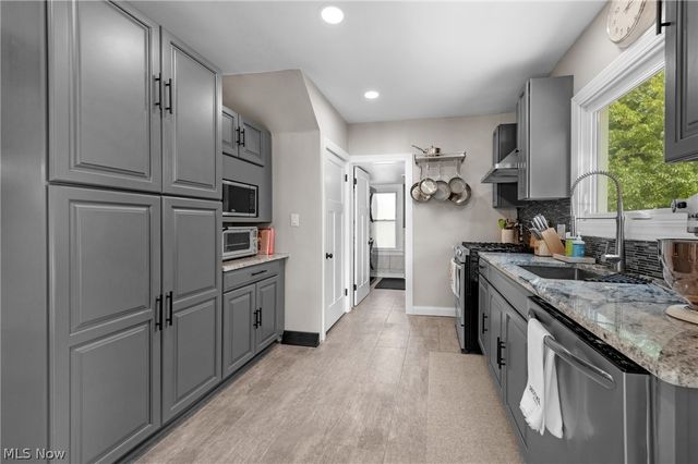 17400 Clifton Boulevard, Lakewood, OH 44107