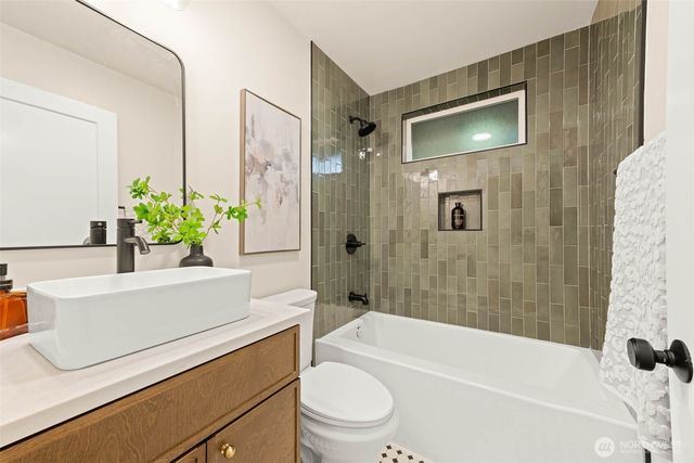 10733 Interlake Avenue N, Seattle, WA 98133