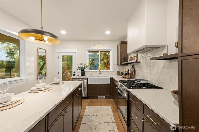 10733 Interlake Avenue N, Seattle, WA 98133