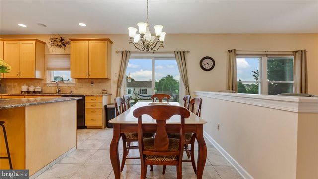 2804 LEHIGH LN, Nazareth, PA 18064