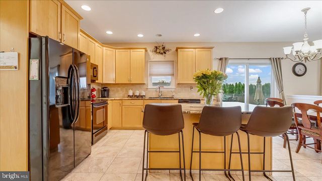 2804 LEHIGH LN, Nazareth, PA 18064