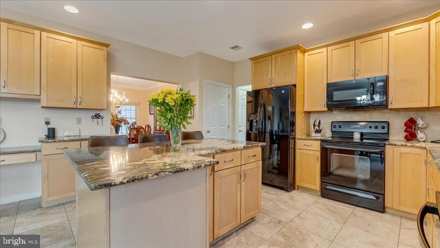 2804 LEHIGH LN, Nazareth, PA 18064