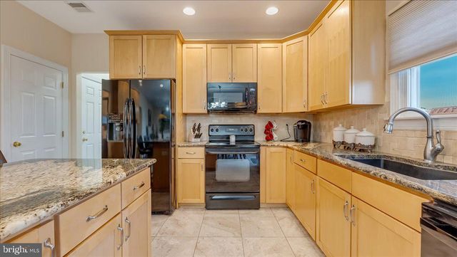 2804 LEHIGH LN, Nazareth, PA 18064