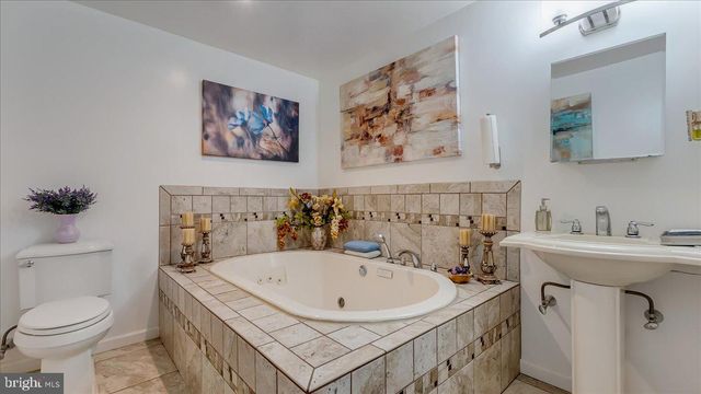 2804 LEHIGH LN, Nazareth, PA 18064