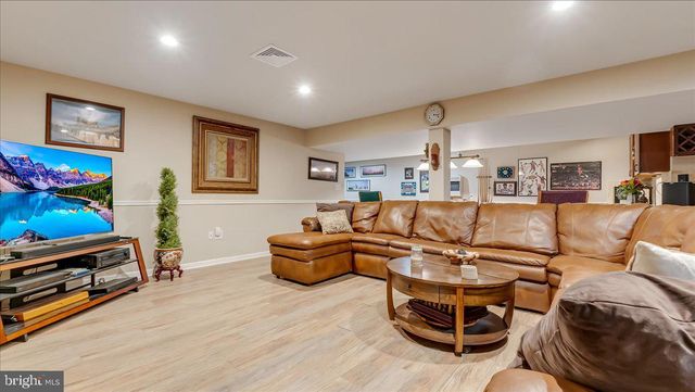 2804 LEHIGH LN, Nazareth, PA 18064