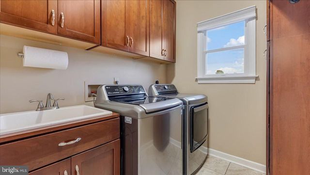 2804 LEHIGH LN, Nazareth, PA 18064