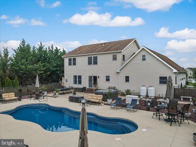 2804 LEHIGH LN, Nazareth, PA 18064