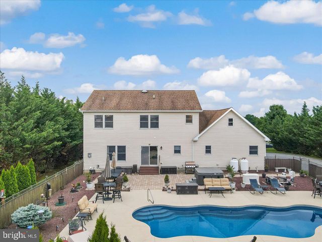2804 LEHIGH LN, Nazareth, PA 18064