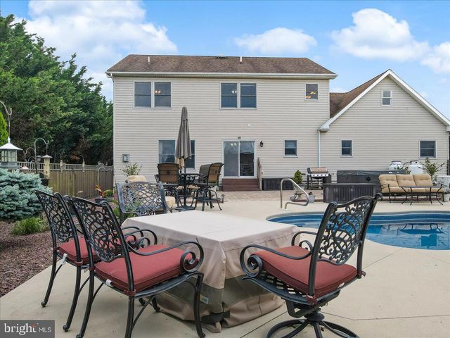 2804 LEHIGH LN, Nazareth, PA 18064