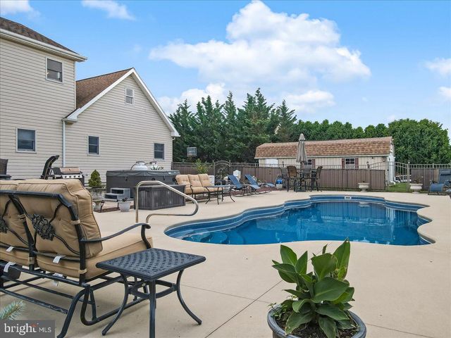 2804 LEHIGH LN, Nazareth, PA 18064