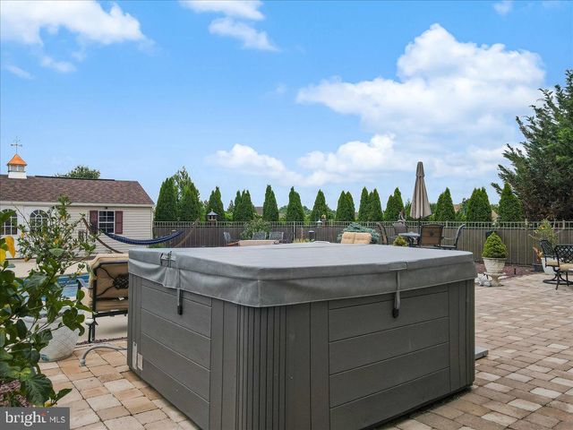 2804 LEHIGH LN, Nazareth, PA 18064