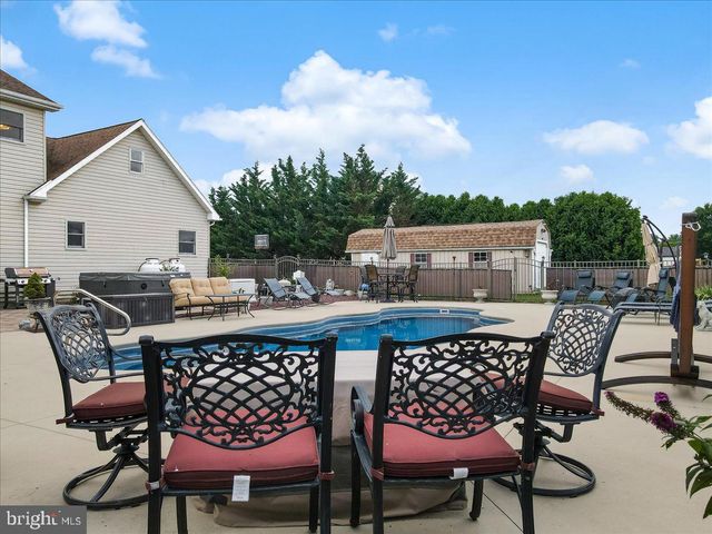 2804 LEHIGH LN, Nazareth, PA 18064