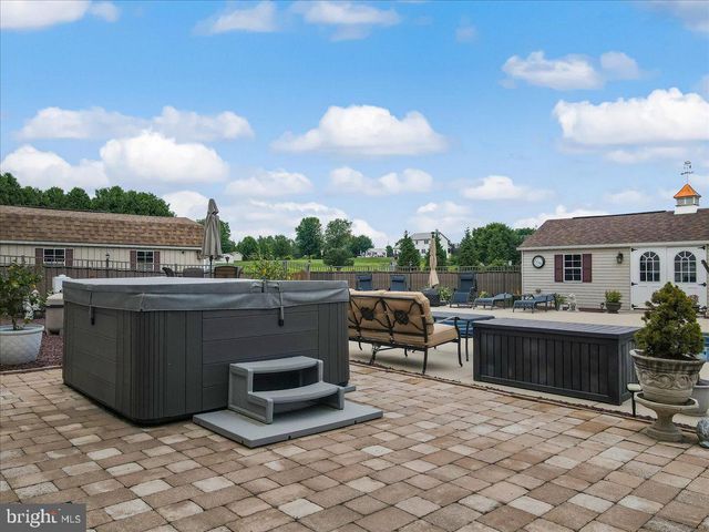 2804 LEHIGH LN, Nazareth, PA 18064