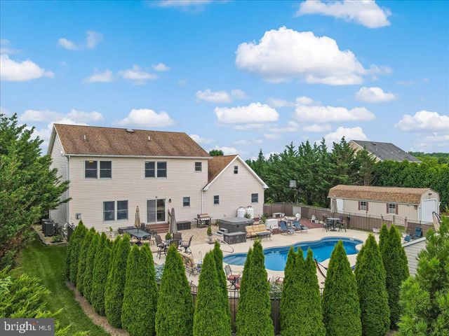 2804 LEHIGH LN, Nazareth, PA 18064