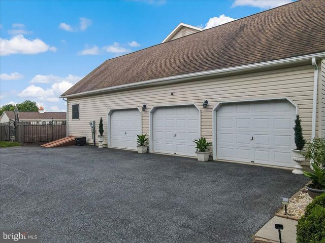2804 LEHIGH LN, Nazareth, PA 18064